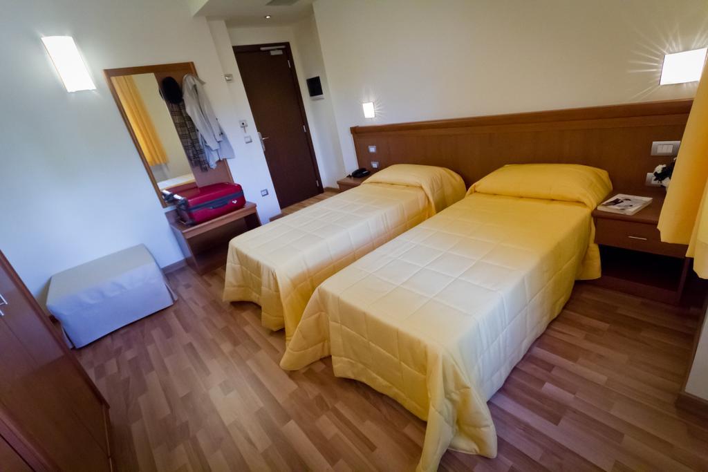 אסיסי Hotel Donnini חדר תמונה
